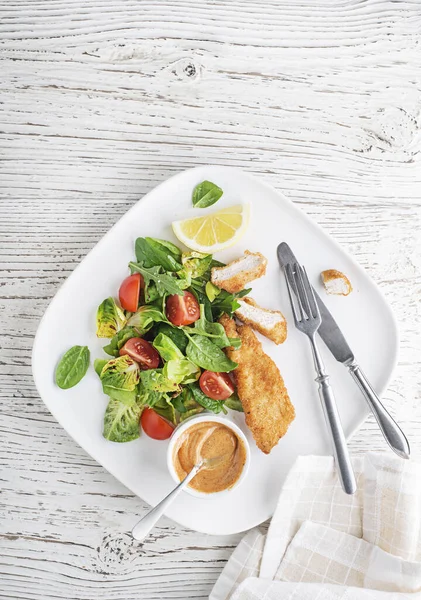 Crispy Chicken Steaks Green Salad Tomato Fried Chicken Meal Vegetables — Stock Photo, Image