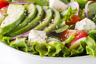 Avokado peynirli ve taze sebzeli sağlıklı yeşil salata.
