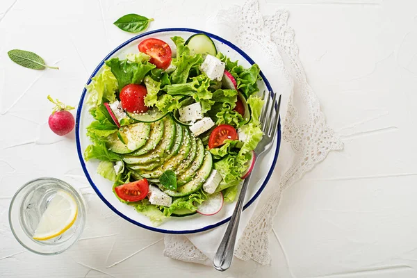 Green Salad Avocado Tomato Feta Cheese Fresh Vegetables — Fotografia de Stock