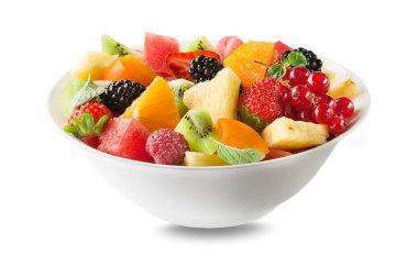 Beyaz arka planda karışık meyveli taze salata kasesi. Sağlıklı yemek..