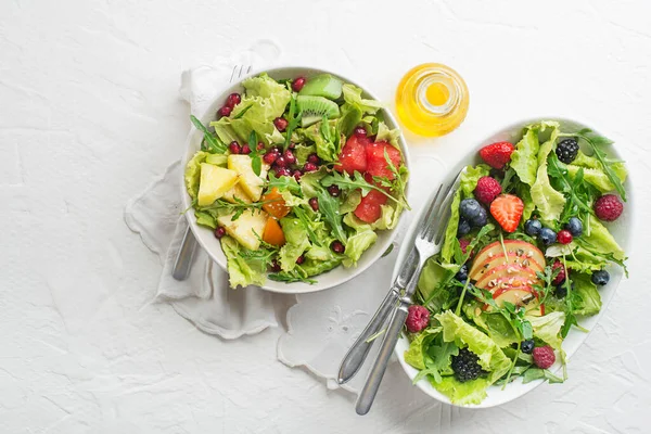 フルーツとホワイト バック グラウンド トップ ビュー テキストのためのスペースと緑と新鮮なサラダ 健康食品 — ストック写真