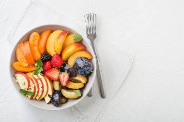 Beyaz arka planda sağlıklı taze meyve salatası.