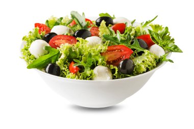 Mozarella peynirli yeşil salata, siyah zeytin, roka ve domates beyaz arka planda izole edilmiş.