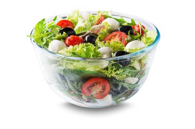 Mozarella peynirli yeşil salata, siyah zeytin, roka ve domates beyaz arka planda izole edilmiş.