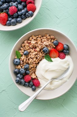 Taze meyve ve yoğurt ile servis edilen bir tabak kuru tahıl. Yulaf ezmesi. Sağlıklı yiyecekler, diyet. Üst görünüm.