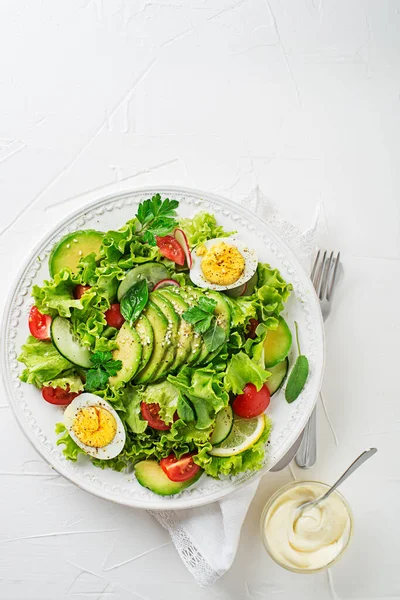 Green Mixed Salad Avocado Egg Fresh Vegetables Creamy Dressing —  Fotos de Stock