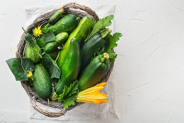 Καλάθι Φρέσκα Λαχανικά Κολοκυθάκια Και Αγγούρι Λευκό Φόντο — Φωτογραφία Αρχείου