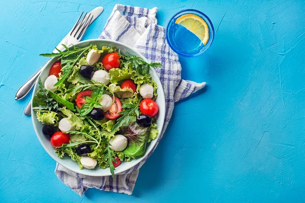 Green Salad Mozzarella Cheese Black Olives Arugula Tomato Blue Table — Fotografia de Stock