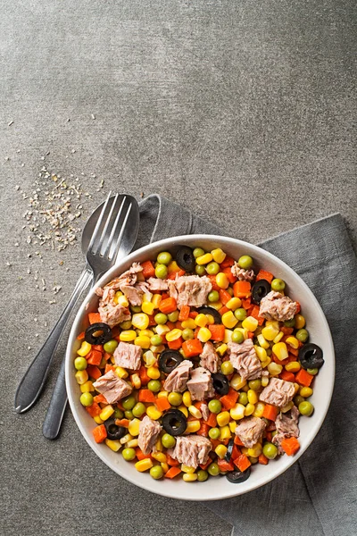 Healthy Tuna Salad Corns Carrots Peas Olives Grey Table Background — Foto de Stock