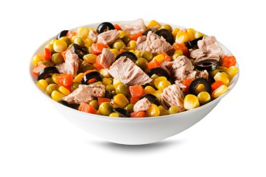 Beyaz arka planda mısır, havuç, bezelye ve siyah zeytinli sağlıklı ton balığı salatası. Meksika mısır salatası.