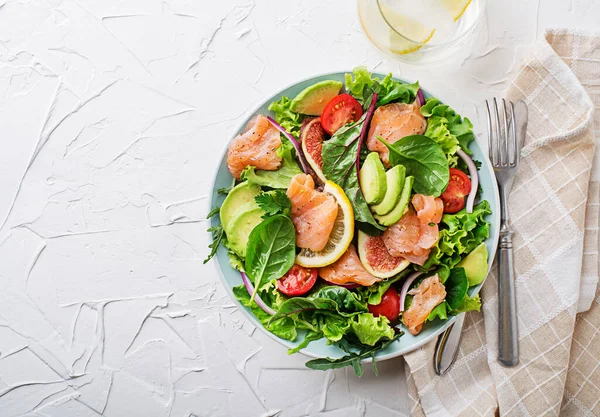 Ensalada Verde Fresca Con Salmón Ahumado Tomates Cherry Higo Aguacate —  Fotos de Stock