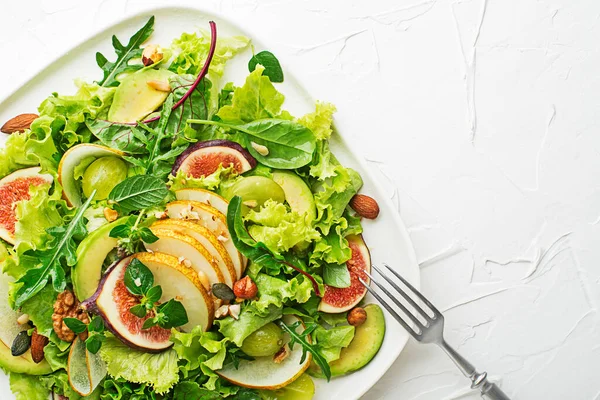 Salade Fraîche Feuillue Verte Avec Fruits Noix Sur Fond Blanc — Photo