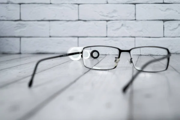 Svart Inramade Glasögon Med Kontaktlinser För Vision Tegelvägg Bakgrund För — Stockfoto