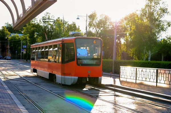 Оранжевый Трамвай Городской Улице Солнечный День Возле Платформы — стоковое фото
