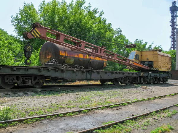 Gru Ferroviaria Con Una Piattaforma Sotto Braccio Trova Sui Binari — Foto Stock