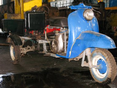 Eski mobilet kırılmış ve terkedilmiş. Terk edilmiş bir işletmenin hangarında. 