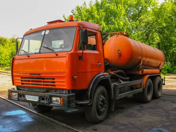 Tanker Limbah Dengan Pompa Untuk Memompa Limbah Dari Selokan — Stok Foto