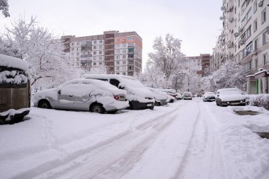 Kar çöküyor, şehir karlı arabaları engelliyor. Karda yol kapalı. 