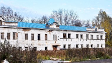 Eski harabe bina, insanlar tarafından terk edilmiş, penceresiz ve kapısız duruyor. 