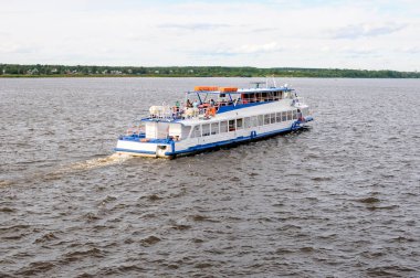Nehirde ve denizde turist gezileri için keyifli bir nehir teknesi 