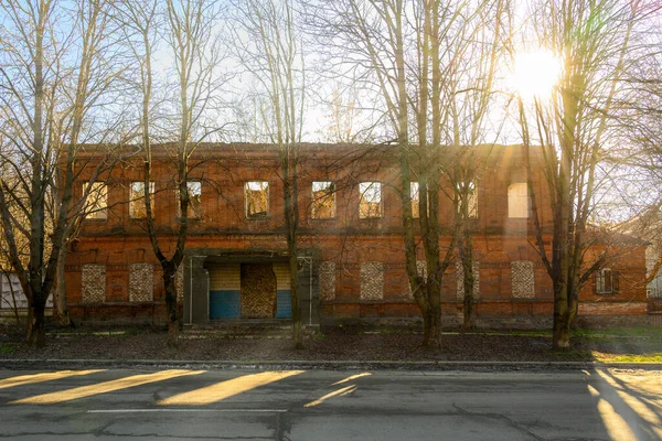 Old Abandoned Red Brick Building Rays Bright Afternoon Sun Clear — Stock Photo, Image