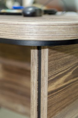 ahşap masa ve masa yüksek kaliteli ahşap ofis elementleri kapatın.