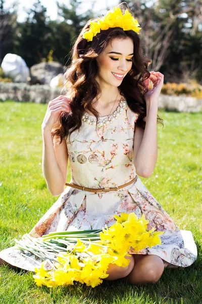 Fata zâmbitoare fericită cu flori galbene — Fotografie, imagine de stoc