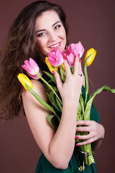 Hermosa chica con tulipanes — Foto de Stock