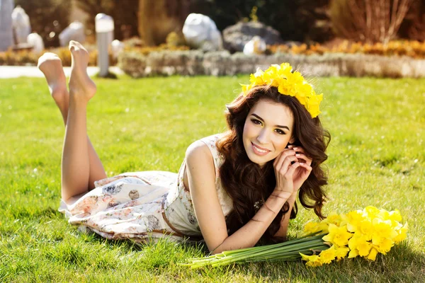 快乐的小女孩微笑着与黄色的花朵 — 图库照片