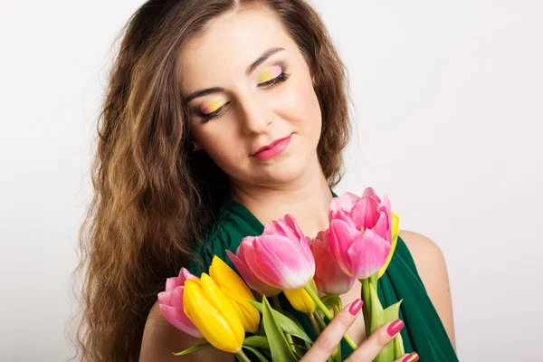 Piękna dziewczyna z tulipanami — Zdjęcie stockowe