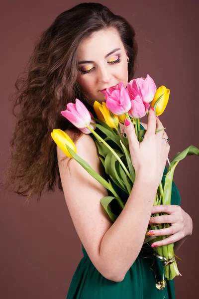 Krásná dívka s tulipány — Stock fotografie
