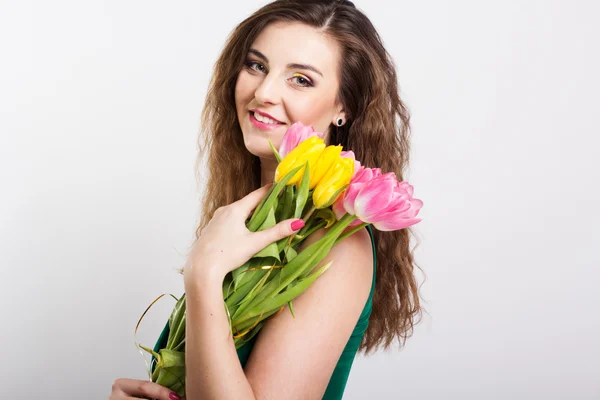 Vacker flicka med tulpaner — Stockfoto