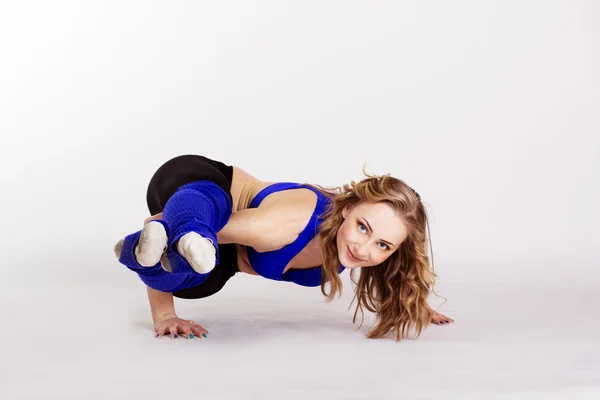 Junge Frau steht in Yoga-Pose — Stockfoto