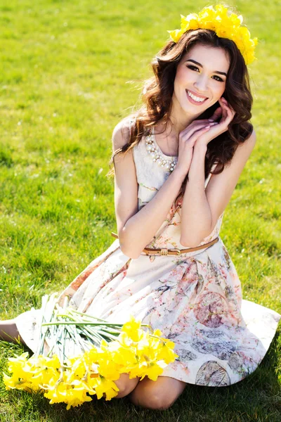 Happy smiling girl with yellow flowers — Stock Photo, Image