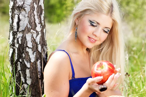 Giovane donna con cesto di mele — Foto Stock