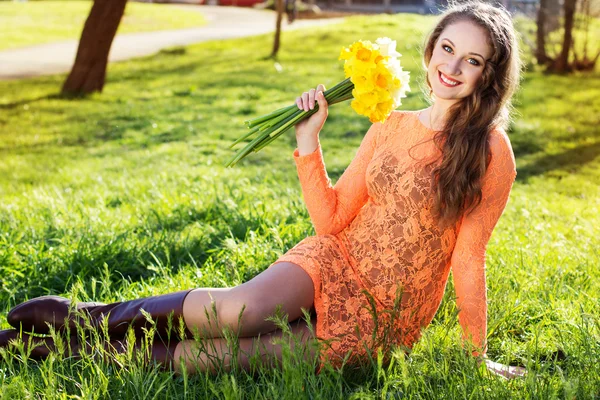 Sarı çiçekli mutlu gülümseyen kız — Stok fotoğraf