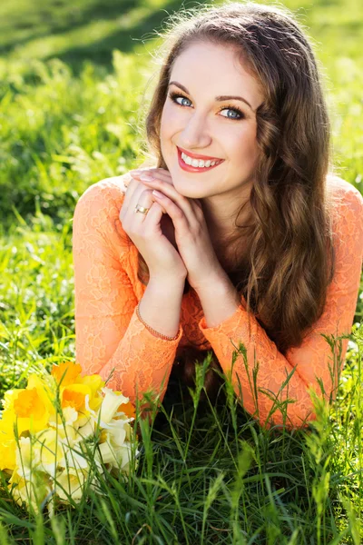Feliz chica sonriente con flores amarillas —  Fotos de Stock