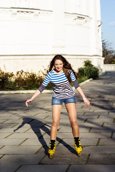 Pretty teenage girl rollerskating in park — Stock Photo, Image