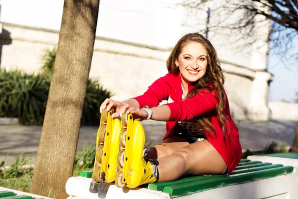 Красивая девушка-подросток катается на роликах в парке — стоковое фото