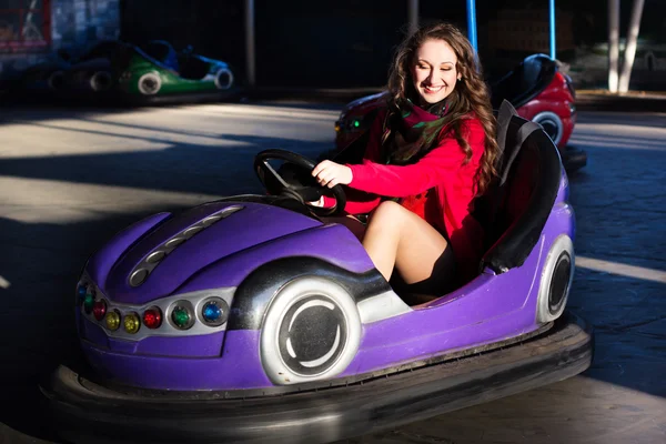 Elektrikli bir çarpışan araba genç kız — Stok fotoğraf