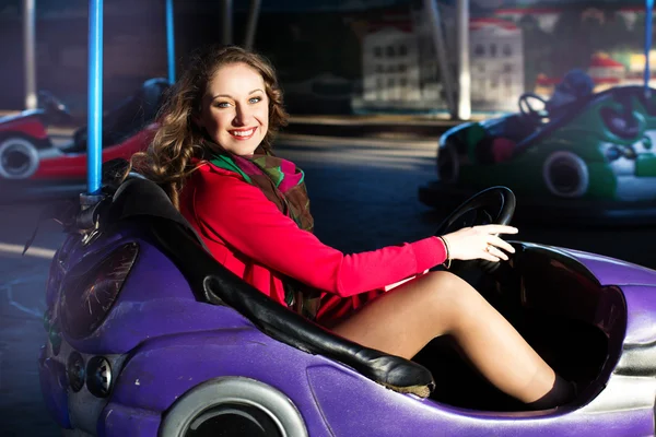 Teenager-Mädchen im elektrischen Autoscooter — Stockfoto