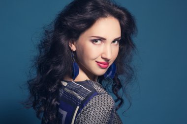 Siyah arka plan üzerinde bir disko topu ile kız moda