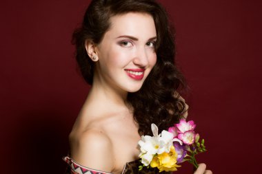 Siyah arka plan üzerinde bir disko topu ile kız moda