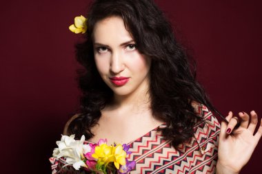 Siyah arka plan üzerinde bir disko topu ile kız moda