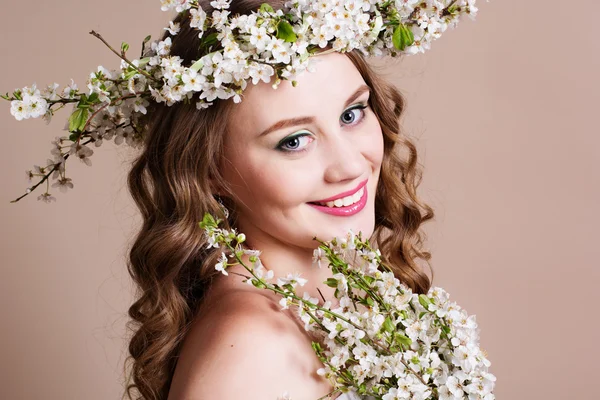 Vackra redheared flicka med bukett tulpaner — Stockfoto