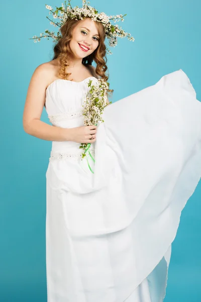 Bella sposa con corona di ciliegie — Foto Stock