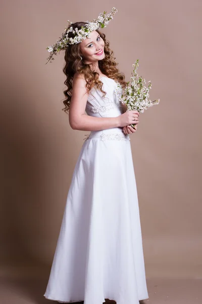 Hermosa novia con corona de cereza — Foto de Stock