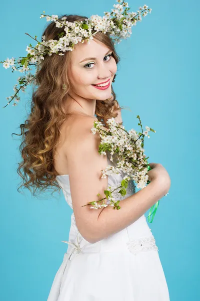 Hermosa novia con corona de cereza — Foto de Stock