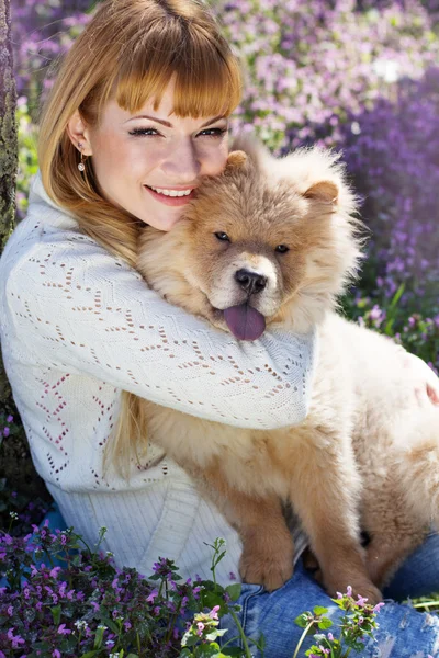 Portrait d'une femme avec son chien à l'extérieur — Photo