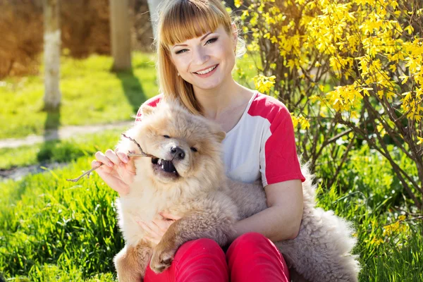 Portrait of a woman with her dog outdoors — Stock Photo, Image
